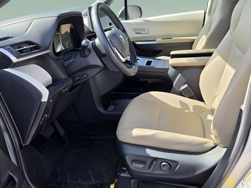 Used 2023 Toyota Sienna XLE w/ XLE Plus Package FWD image 9