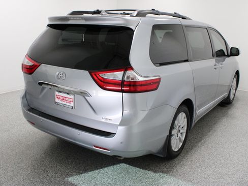 Used 2017 Toyota Sienna Limited FWD image 7