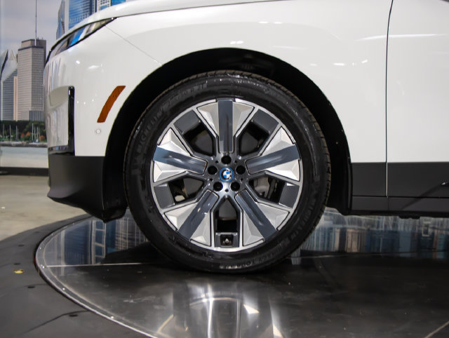 Used 2024 BMW iX xDrive50 w/ Premium Package AWD/4WD image 5