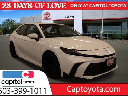 Used 2025 Toyota Camry SE image 1