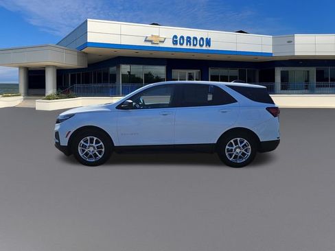 Used 2023 Chevrolet Equinox LS w/ LS Convenience Package FWD image 2
