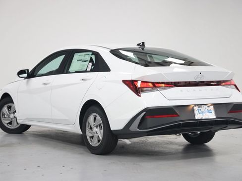 Used 2026 Hyundai Elantra SE FWD image 4