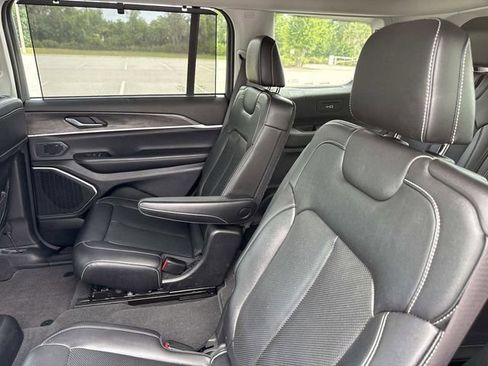 Used 2023 Jeep Grand Cherokee L Limited w/ Luxury Tech Group II RWD image 12