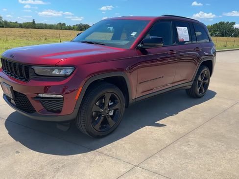 Used 2025 Jeep Grand Cherokee Limited w/ Black Appearance Package AWD/4WD image 5