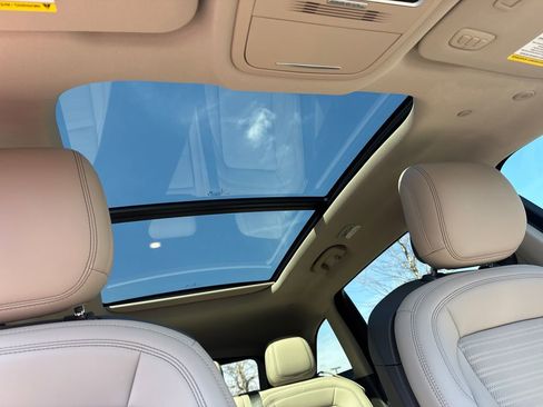 Used 2025 Lincoln Nautilus Reserve image 16