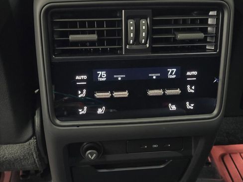 Certified 2025 Porsche Cayenne Coupe image 20