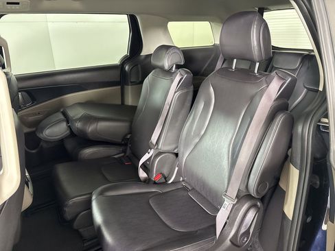 Used 2025 Kia Carnival image 20