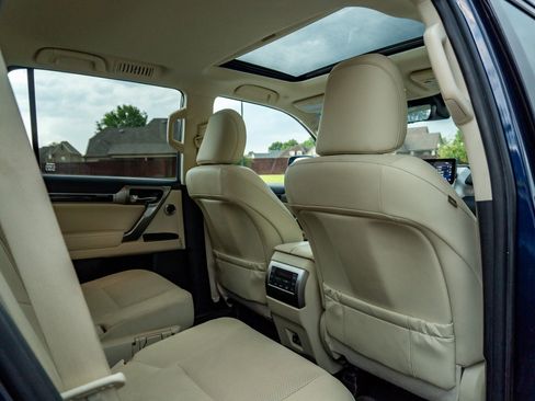 Used 2023 Lexus GX 460 Premium w/ Accessory Package AWD/4WD image 16