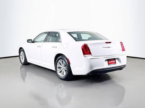 Used 2017 Chrysler 300 C RWD image 3