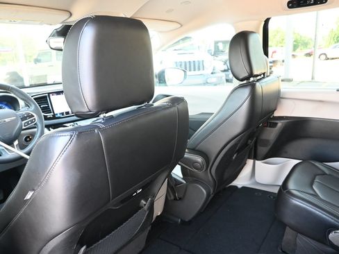Used 2023 Chrysler Pacifica Touring-L FWD image 23