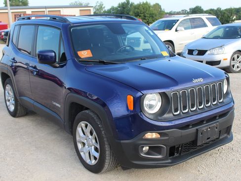 Used 2018 Jeep Renegade Latitude FWD image 8