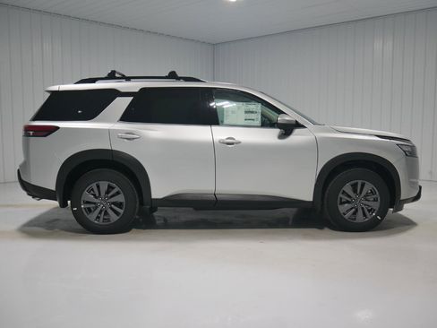 New 2025 Nissan Pathfinder SV w/ Black Appearance Package image 4