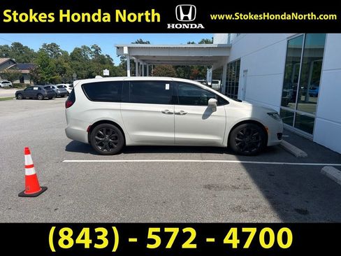 Used 2020 Chrysler Pacifica Touring w/ S Appearance Package FWD image 4