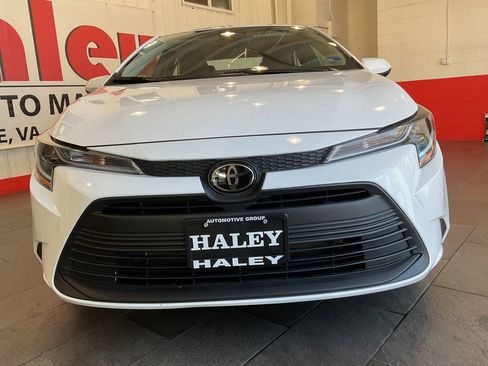 Used 2025 Toyota Corolla LE image 3