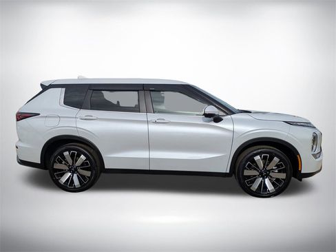 New 2026 Mitsubishi Outlander SE image 2