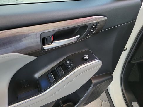 Used 2022 Toyota Highlander Limited image 11
