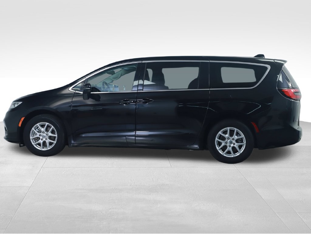 Used 2024 Chrysler Pacifica Touring-L FWD image 10