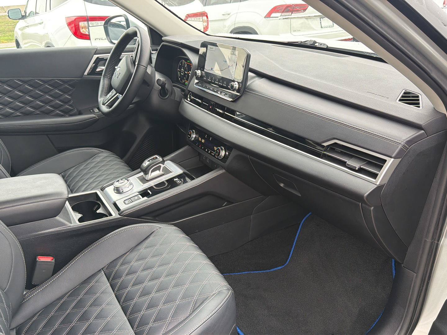 Used 2024 Mitsubishi Outlander 4WD Plug-In Hybrid image 16