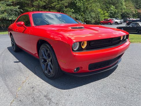 Used 2019 Dodge Challenger SXT w/ Blacktop Package RWD image 3