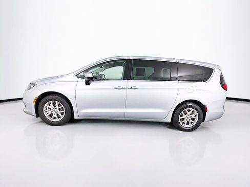 Used 2023 Chrysler Voyager LX FWD image 6