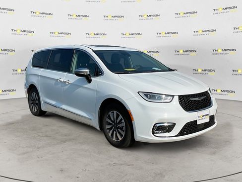 Used 2023 Chrysler Pacifica Limited image 7