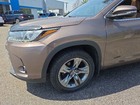 Used 2017 Toyota Highlander Limited AWD/4WD image 35