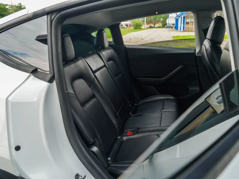 Used 2022 Tesla Model Y Long Range AWD/4WD image 29