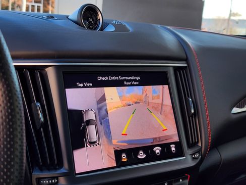 Used 2022 Maserati Levante Trofeo image 17