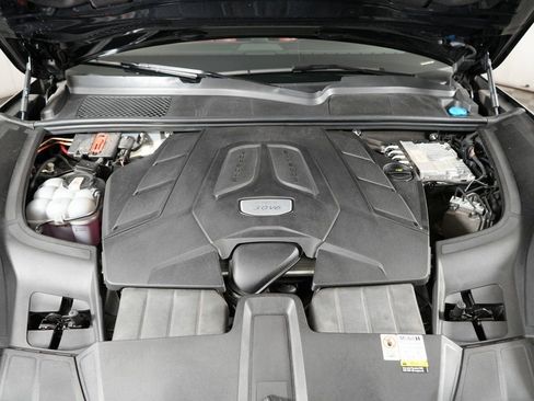 Certified 2023 Porsche Cayenne Platinum Edition image 43