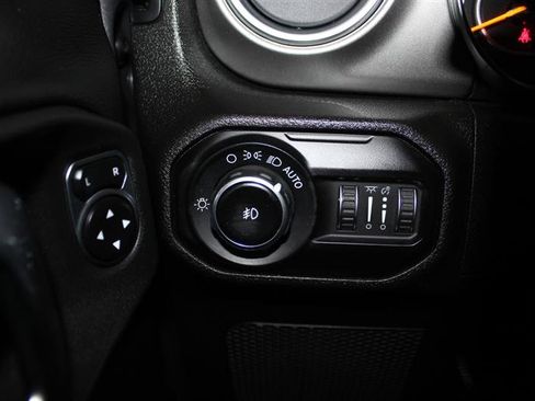 Used 2019 Jeep Wrangler Unlimited Sahara AWD/4WD image 25