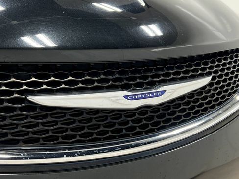 Used 2019 Chrysler Pacifica Touring-L FWD image 42