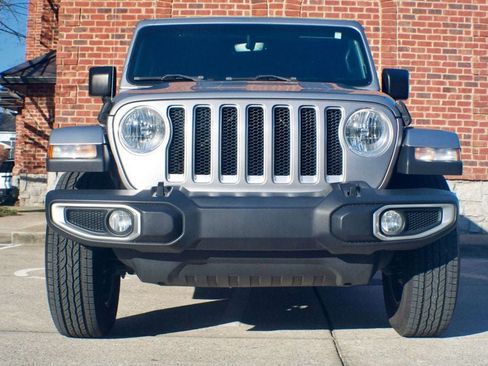 Used 2018 Jeep Wrangler Unlimited Sahara image 2