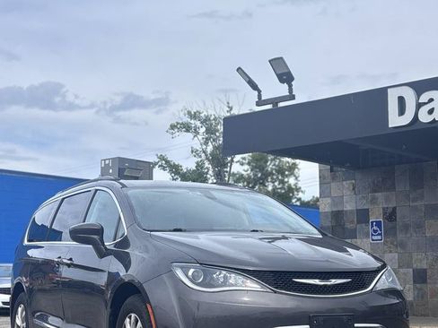 Used 2017 Chrysler Pacifica Touring-L FWD image 2