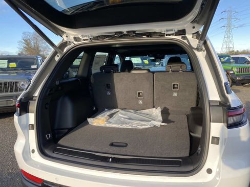 New 2025 Jeep Grand Cherokee Laredo image 4