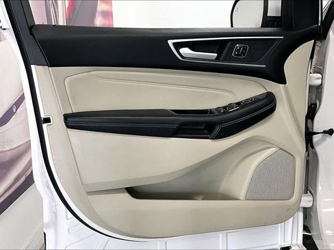Used 2018 Ford Edge Titanium w/ Equipment Group 302A AWD/4WD image 25