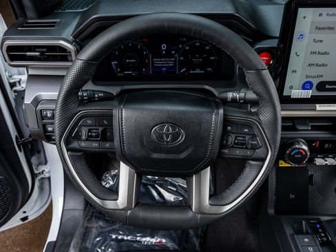 Used 2024 Toyota Tacoma TRD Sport w/ TRD Sport Upgrade Package image 18