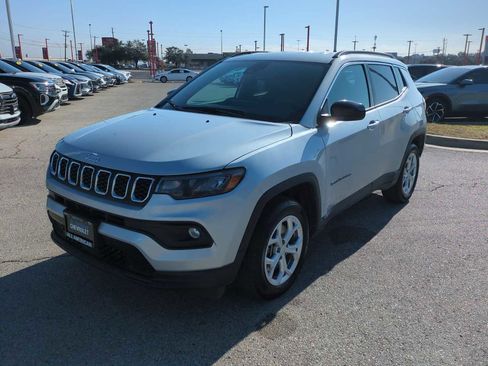 Used 2024 Jeep Compass Latitude image 4