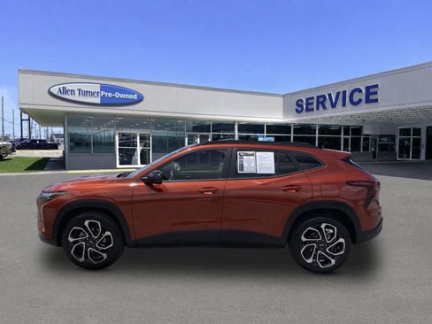 Used 2024 Chevrolet Trax RS w/ Sunroof Package FWD image 5
