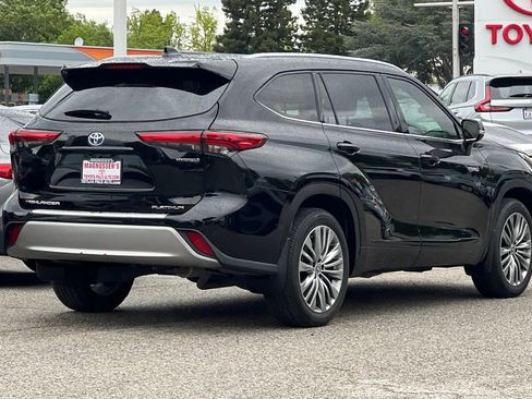 Used 2021 Toyota Highlander Platinum image 3