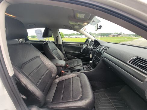 Used 2017 Volkswagen Passat 1.8T R-Line FWD image 32