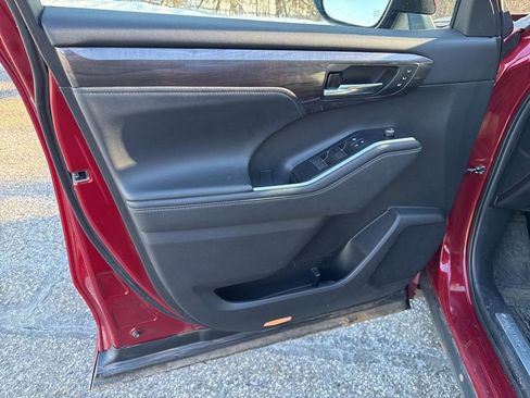 Used 2022 Toyota Highlander Limited image 17