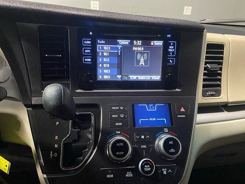 Used 2017 Toyota Sienna LE image 27