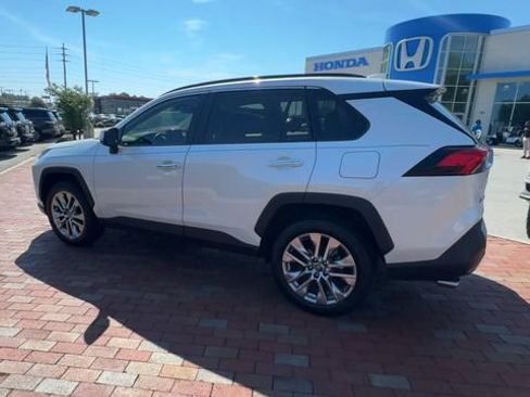 Used 2020 Toyota RAV4 Limited FWD image 8