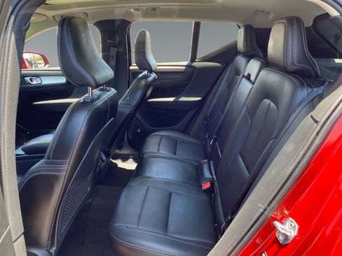 Used 2019 Volvo XC40 T4 Momentum FWD image 13