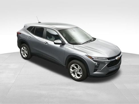 Used 2025 Chevrolet Trax LS w/ LS Convenience Package FWD image 24
