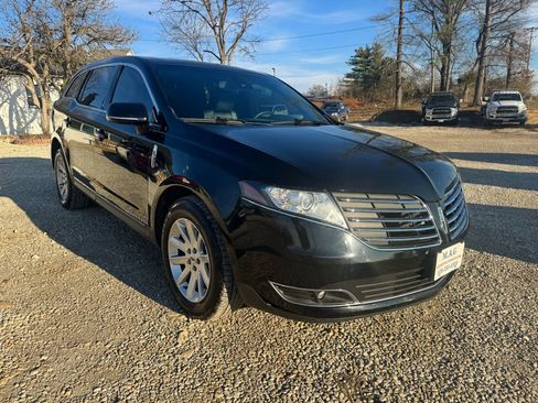 Used 2017 Lincoln MKT AWD image 7