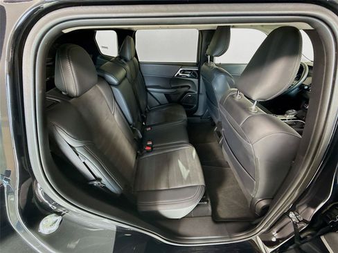 Used 2025 Mitsubishi Outlander SE FWD image 23