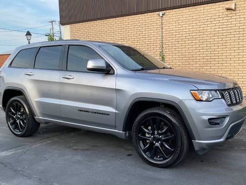Used 2017 Jeep Grand Cherokee Altitude RWD image 7