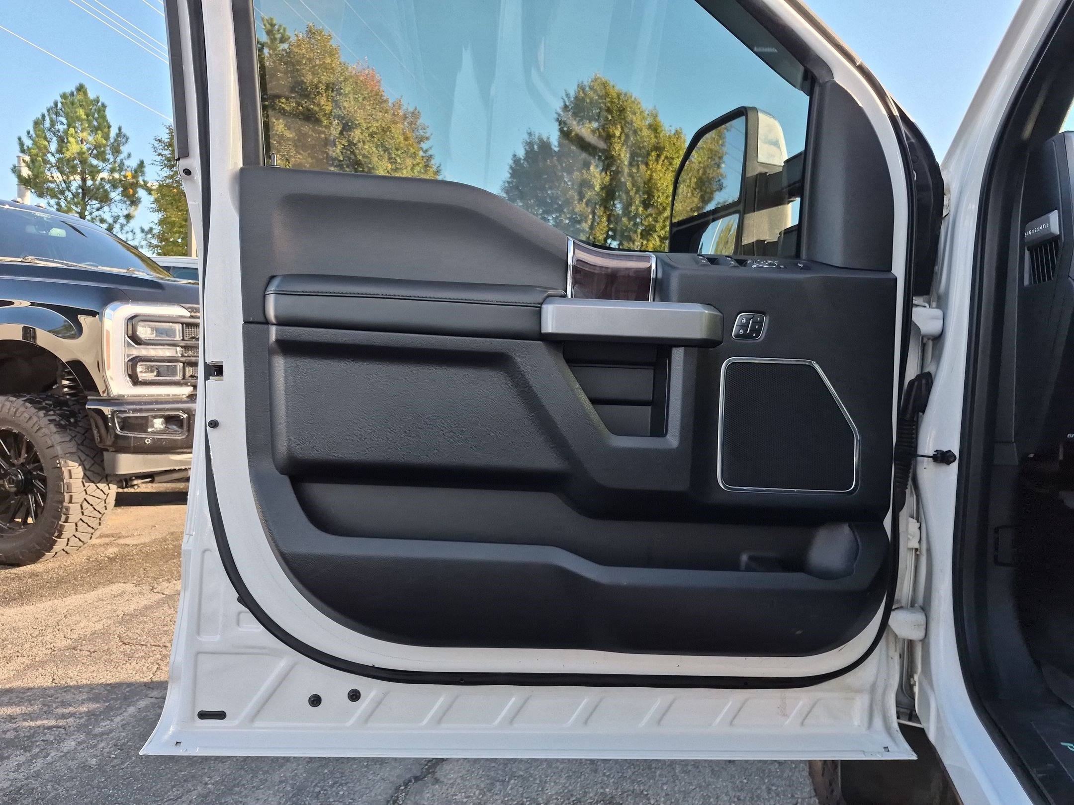 Used 2017 Ford F350 Platinum w/ Platinum Ultimate Package AWD/4WD image 14