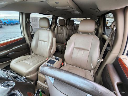Used 2014 Chrysler Town & Country Touring image 28